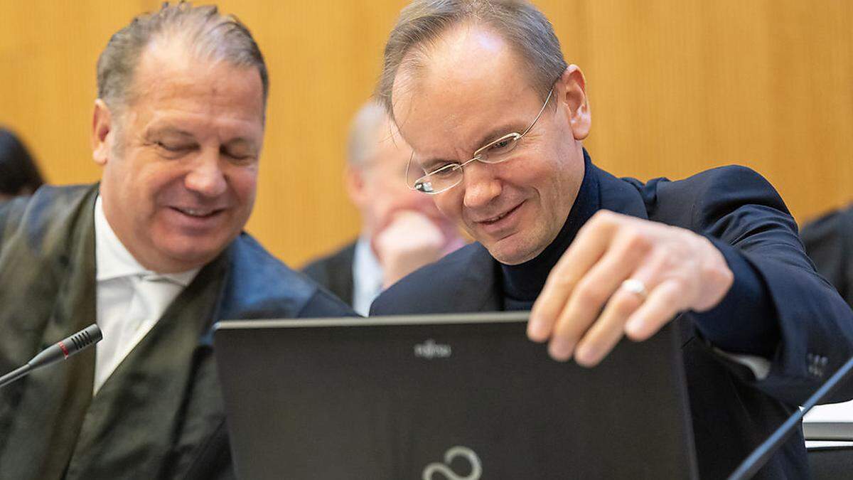 Anwalt Alfred Dierlamm (links) fordert mehr Zeit zur Prüfung der Akten. Ex-Wirecard-Chef Markus Braun (rechts) sieht sich nicht in der Lage auszusagen
