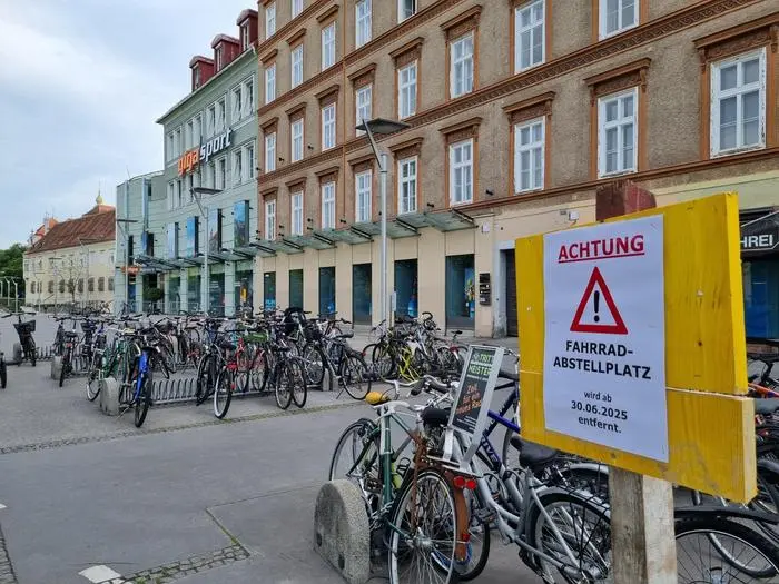 Für die Bauarbeiten wird der Fahrradparkplatz vor Gigasport ab 30. Juni entfernt