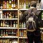 Jugendlichen ist es in der Steiermark verboten, unter 18 gebrannten Alkohol zu kaufen