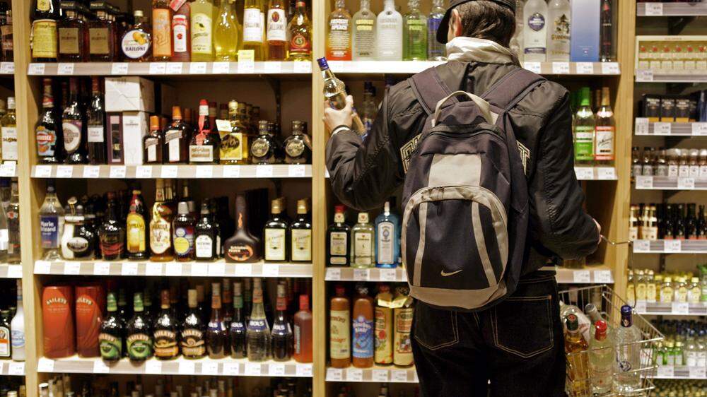 Jugendlichen ist es in der Steiermark verboten, unter 18 gebrannten Alkohol zu kaufen