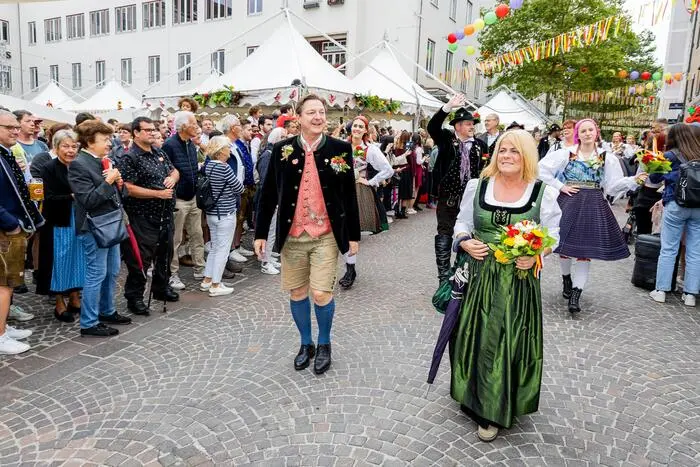 Bürgermeister Günter Albel und Vizebürgermeisterin Gerda Sandriesser (beide SPÖ) beim traditionellen Trachtenumzug im vergangenen Jahr