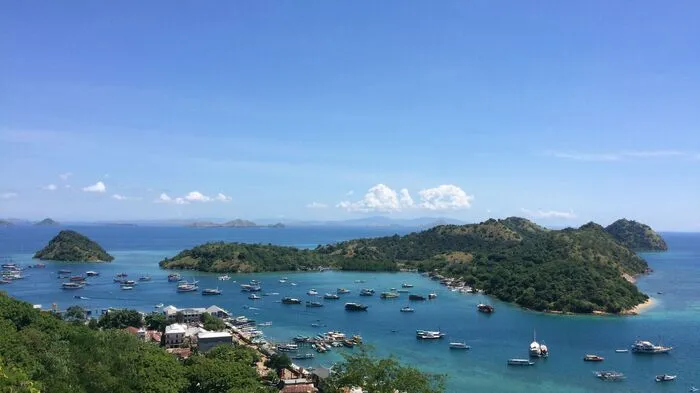 Ausgangspunkt für Erkundungen im Komodo Nationalpark ist das Fischerdorf Labuan Bajo auf der Insel Flores im Osten des südostasiatischen Staates Indonesien