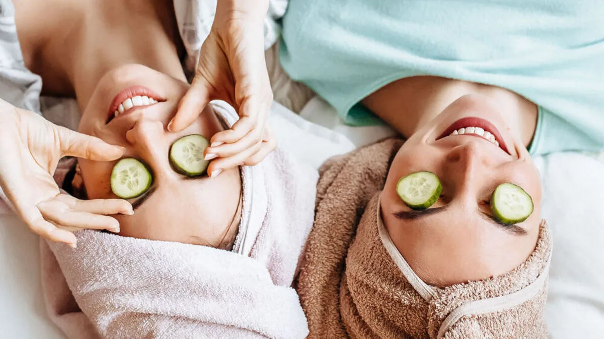 Gurken wird nachgesagt, sie sollen gegen dunkle Augenringe helfen