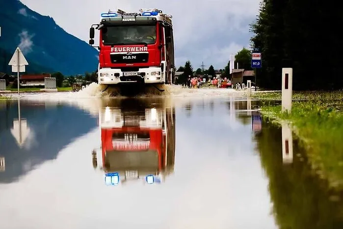 Feuerwehreinsatz im Raum Saalfelden (Salzburg): Die Mittersill steht das Wasser noch immer hoch