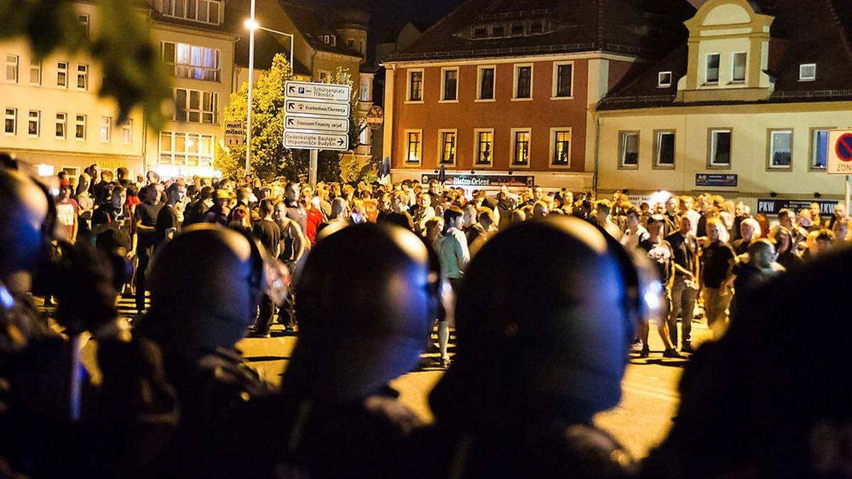 Bautzen am 15. September: Exekutive und Rechtsradikale stehen einander gegenüber.