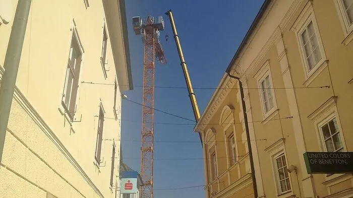 Der letzte der beiden großen Kräne in der Innenstadt wurde am Mittwoch abgetragen
