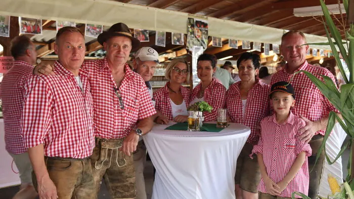 Die Mitglieder des Maschinen Oldtimer Club 2005 mit Obmann German Oleschko (2.v.li.) organisierten ein gut bescuhtes Oldtimertreffen.