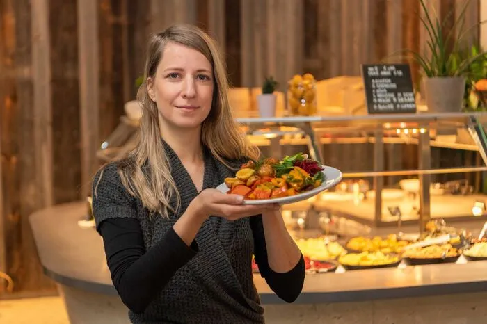 Esmee Gilma führt gemeinsam mit ihrem Vater gleich zwei Lokale, die mittlerweile vegan sind. Das Gingko in der Grazbachgasse war das erste vegetarische Lokal der Stadt, vor einigen Jahren hat man auch Käse &amp; Co. vom Buffet verbannt