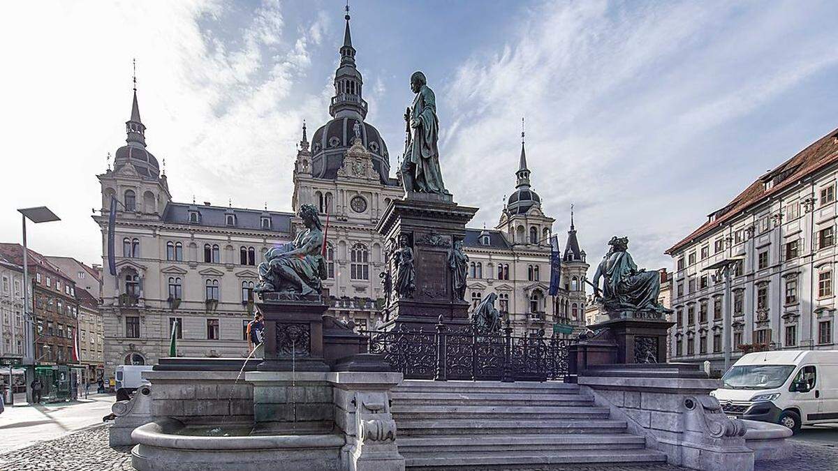 Auch das Rathaus hat die Stadt einst auf Pump an die eigene Immo-Tochter verscherbelt