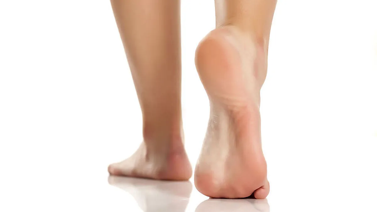 Das Phänomen Covid-Zehen tritt in seltenen Fällen ein bis vier Wochen nach einer Infektion auf