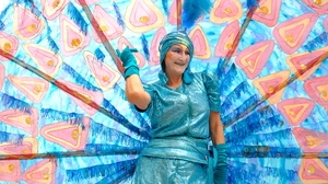 Eine Frau in einem bunten Kostüm | Ein absolutes Highlight im Sommer: die Mittagsparade beim Olala-Festival in Lienz