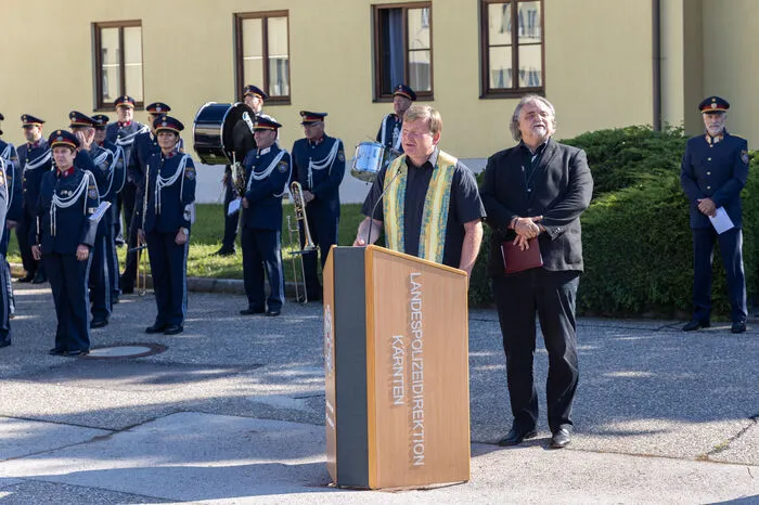 Mit besinnlichen Worten segneten die beiden Polizeiseelsorger Christian Stromberger und Michael Matiasek die neuen Polizeimotorräder für ihren zukünftigen Einsatz.