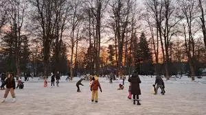 Eislaufen ist bei Groß und Klein beliebt, am Bild der Eislaufplatz im Stadtpark von Knittelfeld