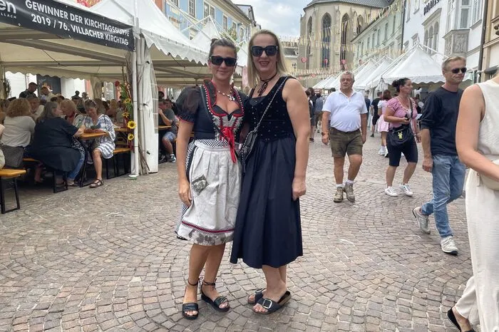 Elvira und Zorica mögen es bequem und haben zu ihren Dirndln - passend in Schwarz - gemütliche Schuhe gewählt, um besser tanzen zu können.