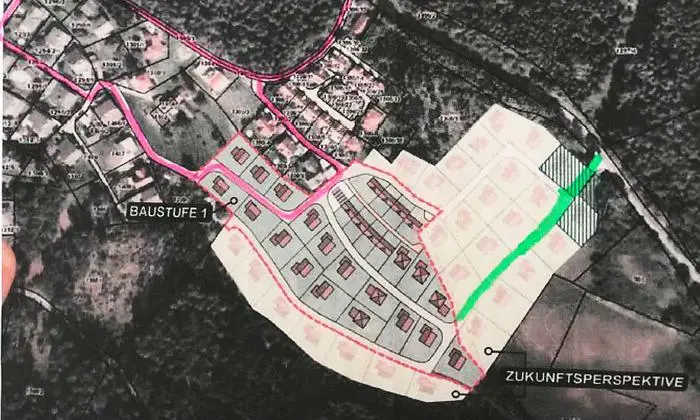 Grün markiert ist die Baustellenzufahrt, die während der Bauzeit in Betrieb gehen soll. Rosa markiert ist die Einbahn-Ringlösung, gegen die sich Anrainer aber wehren 