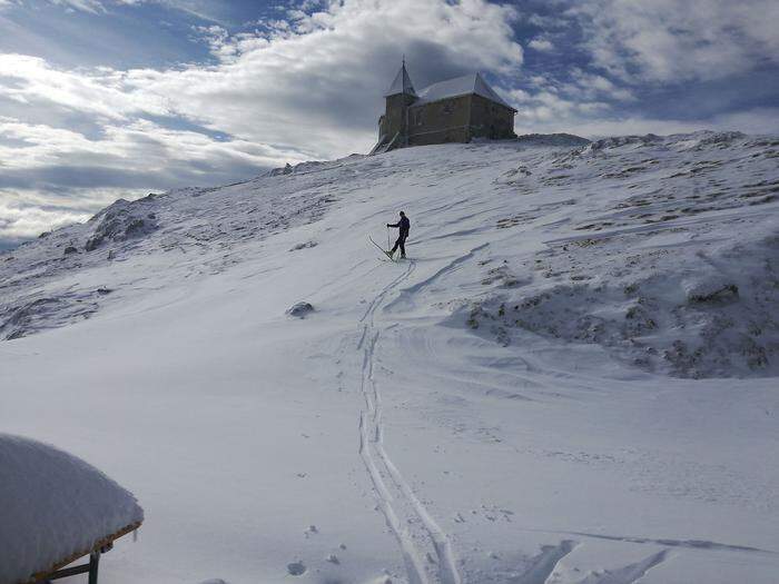 Skitour auf den Dobratsch: Dobratsch-Wetterwart Robert Jonach (im Hintergrund die Deutsche Kirche)