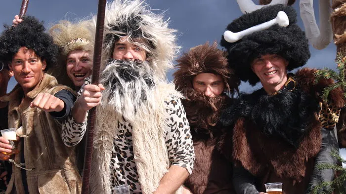 Die übrig gebliebenen Neandertaler verschlug es auch zum Fasching.