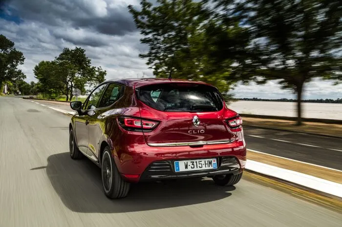 Als neue Motorisierung ist der Turbodiesel Energy dCi 110 verfügbar. Der 1,5-Liter-Motor mit 110 PS und 6-Gang-Schaltgetriebe kommt auf einen Durchschnittsverbrauch von 3,5 Liter auf 100 Kilometer (90 g CO2/km).