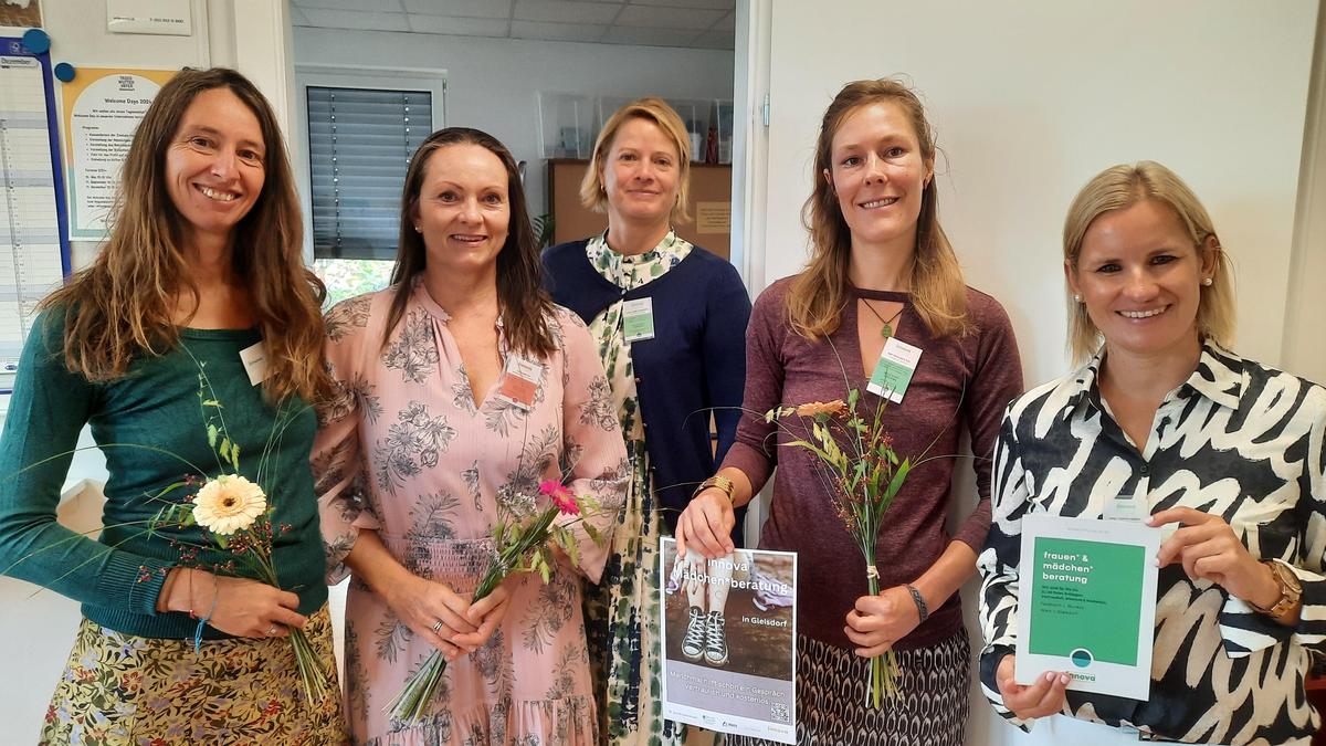 Die Mitarbeiterinnen von Innova beraten Frauen und Mädchen, hier zu sehen: Sandra Hermann, Ulrike Gärtner, Nadja Holzmüller, Ilona Pertl und Bettina Kuplen 