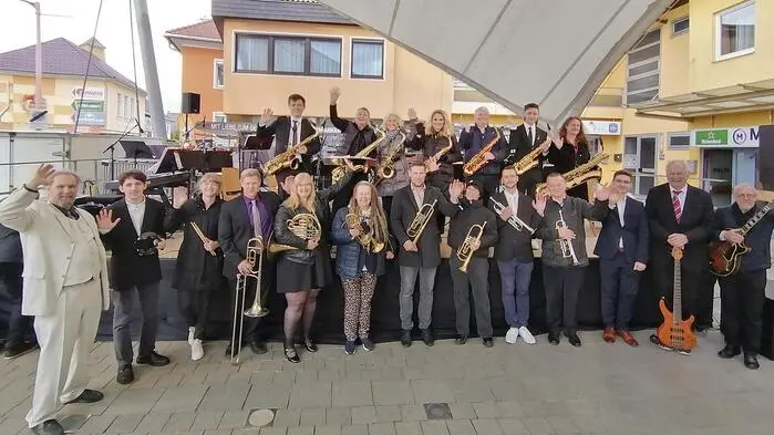 Mit schwungvollen Klängen eröffnete die Big Band der Musikschule Zeltweg den diesjährigen Kultursommer auf dem Platzlmarkt.