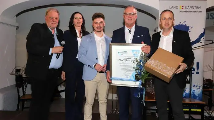 Geschenke & Grußworte  gab es von Bürgermeister Martin Treffner an Dir. Horst Baumgartner und Christian Duss.