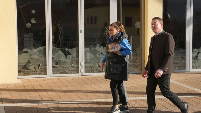 FPÖ-Spitzenkandidat Erwin Angerer gab im Gemeindeamt Mühldorf (Bezirk Spittal) als erster aller Kandidaten seine Stimme ab.