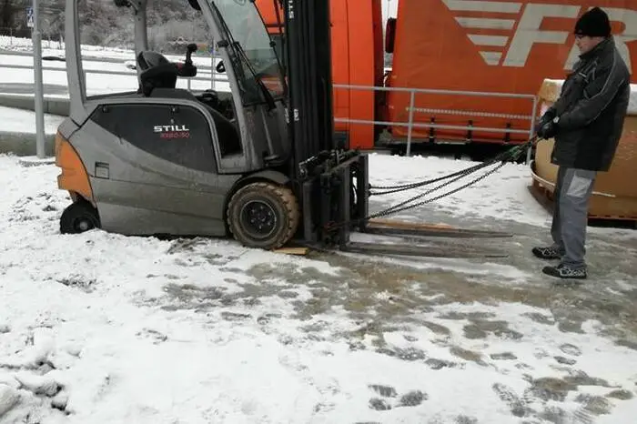In Untergroßau (Bezirk Weiz) blieb ein Hubstapler im aufgeweichten Boden stecken und musste von der Freiwilligen Feuerwehr geborgen werden.