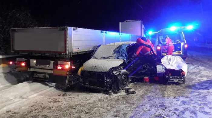 Gegen sechs Uhr früh wurden die Einsatzkräfte zu einem schweren Verkehrsunfall zwischen Leoben und Niklasdorf gerufen.