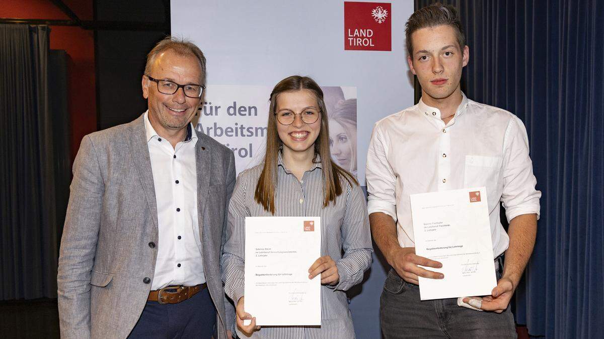 Landtagsabgeordneter Martin Mayerl (links) gratulierte unter anderem Sabrina Steidl (Verwaltungsassistentin-Lehrling im dritten Lehrjahr in der Gemeinde Innervillgraten) und Dennis Pfeifhofer (Tischlerlehrling im dritten Lehrjahr bei der Firma Wieser)