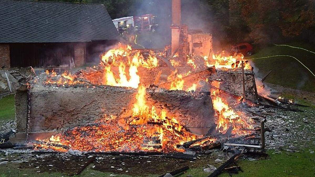 Das Holzhaus brannte zur Gänze nieder