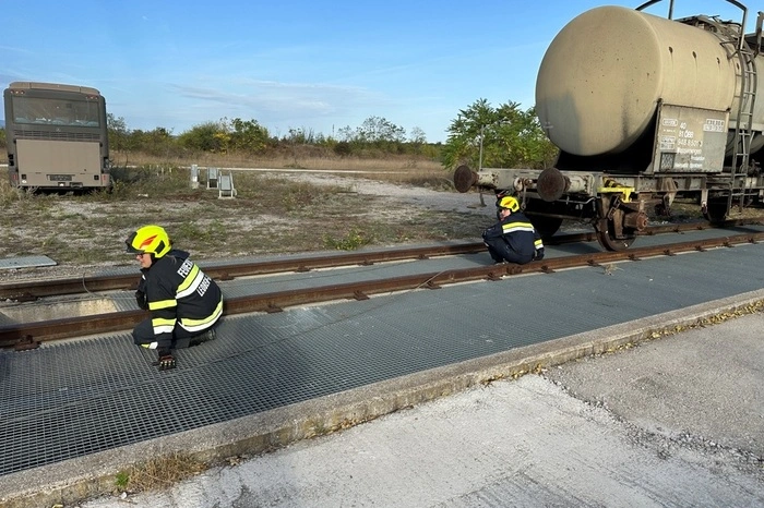 Geübt wurde unter anderem: Menschenrettung aus Gebäuden und aus einem verunfallten Eisenbahnpersonenwaggon, Schächten und verrauchten Kellern. Technische Hilfeleistung nach Verkehrsunfällen und Erdbeben, Brände von Fahrzeugen, Tanks und Industriegebäuden. Bewegen schwerer Lasten wie Heben eines Bundesheerpanzers mittels Hebekissen, Wasserförderung über lange Wegstrecken und Atemschutz.