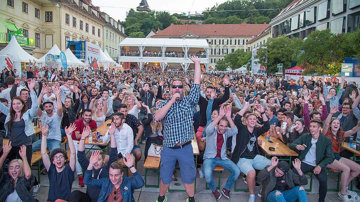 Kollektives Feiern mit bis zu 4000 Fans am Karmeliterplatz