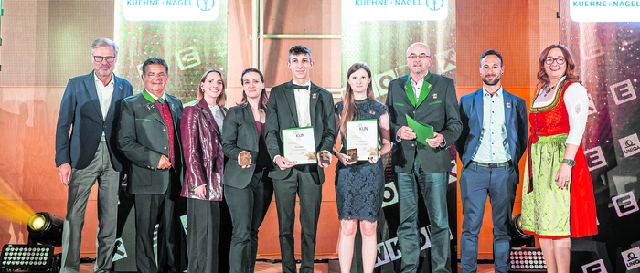 Kühne + Nagel mit den Lehrlingen Paul Zadravec (Speditionskaufmann) und Lina Perissutti (Speditionslogistikerin)