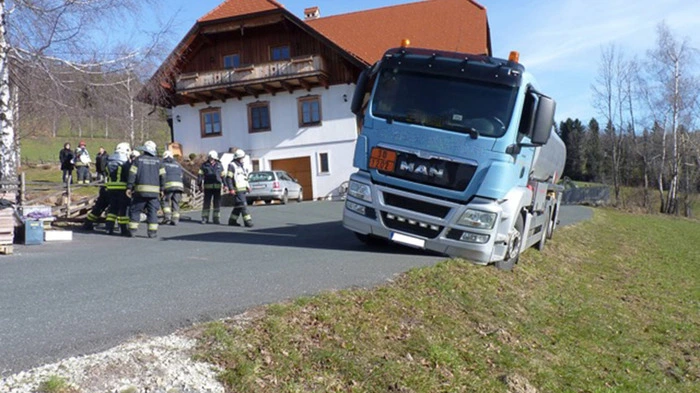 Der mit Heizöl beladene Tankwagen hing auf der weichen Böschung fest.
