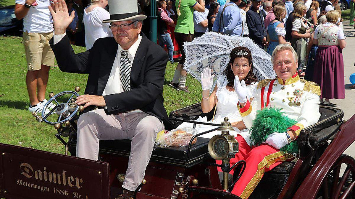 Das Kaiserpaar war erstmals in einem Oldtimer unterwegs