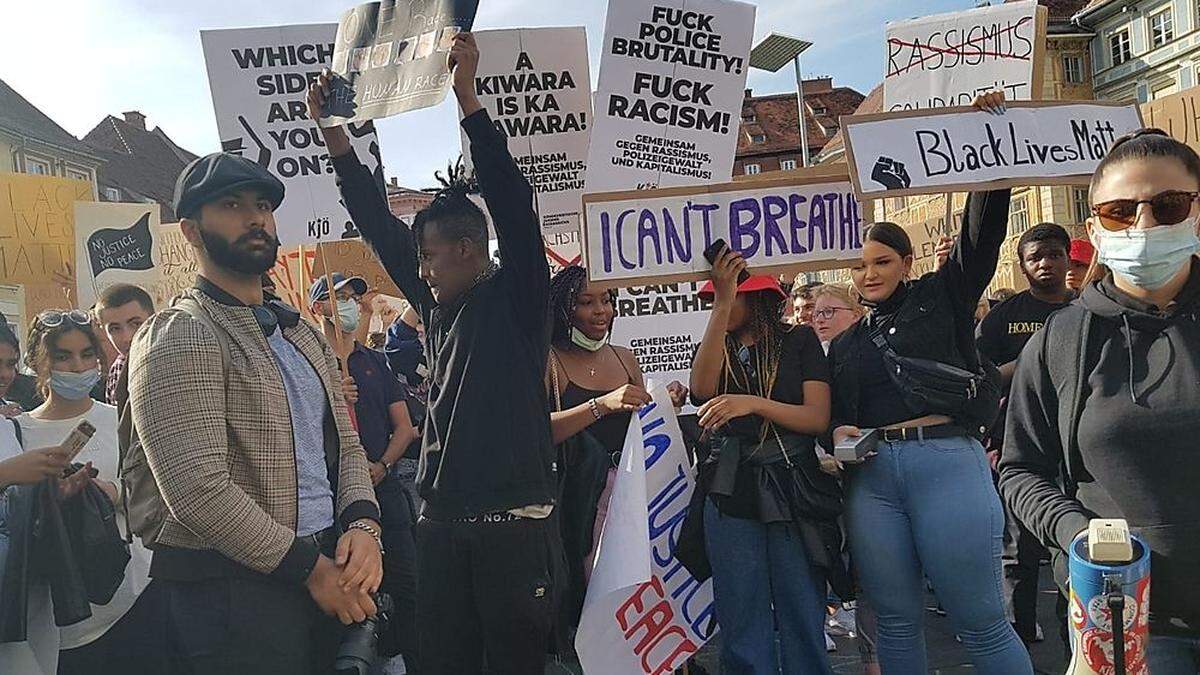 Rund 300 Menschen haben sich Mittwochnachmittag am Grazer Hauptplatz versammelt