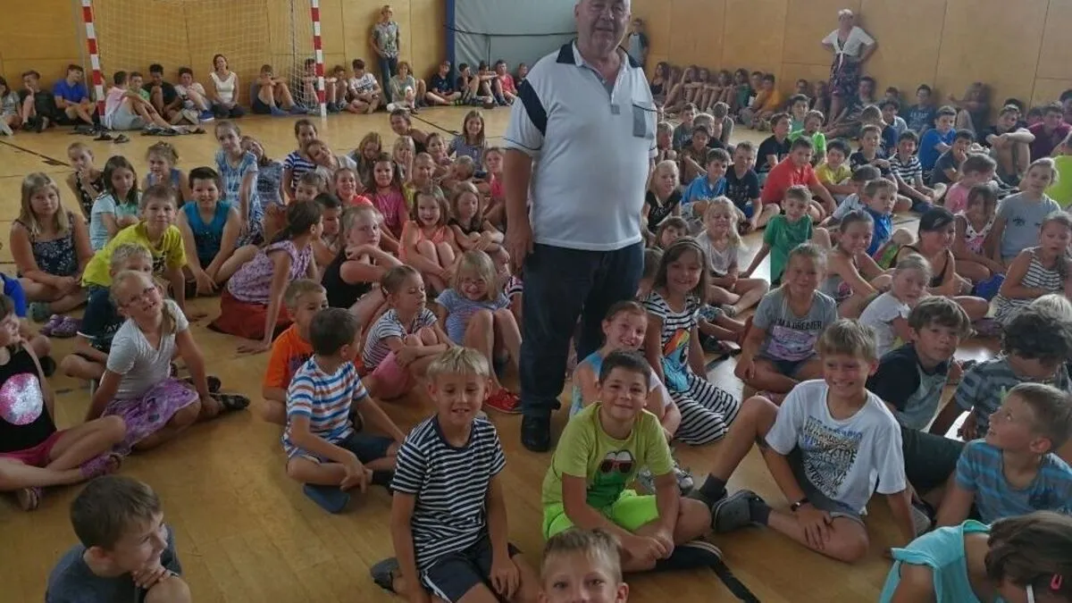 Franz Klausz inmitten der Schulkinder von Sinabelkirchen