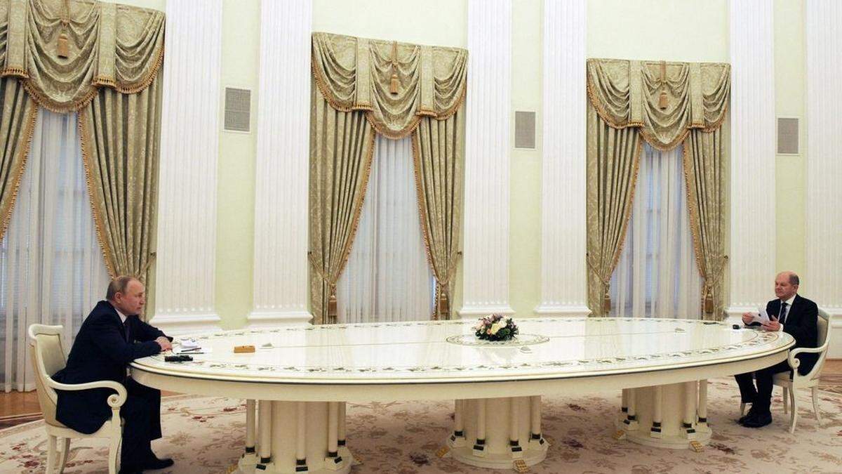 Scholz in Moskau - zuletzt hatte Frankreichs Präsident Macron in gleicher Position an diesem Tisch gesessen 