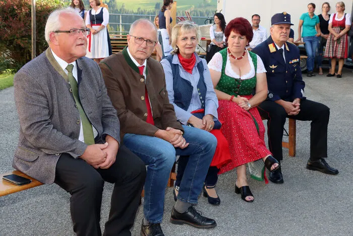 Gesehen wurden am Foto von Links: Bürgermeister Karl Lessiak, Bürgermeister Erich Stampfer, Vize-Bgm. Brigitte Ritzinger, Gemeinderätin Klaudia Ferlan und Bezirksfeuerwehrkommandant OBI Ludwig Konrad.