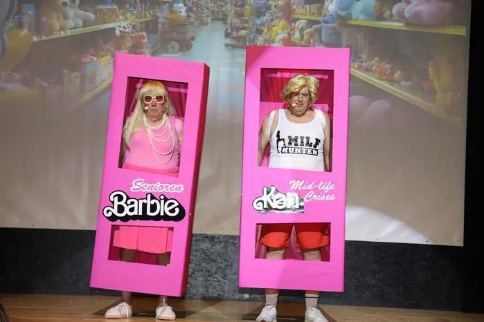 Niemand blieb verschont: Sketche über Donald Trump, nicht zu verkaufende Barbie-Figuren oder den Tratsch auf der Straße und im Kaufhaus standen auf der Tagesordnung