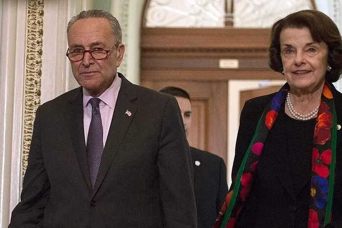 Der demokratische Fraktionschef Chuck Schumer appellierte am Samstagnachmittag an die Gegner Kavanaughs, die Republikaner bei den Kongresswahlen abzustrafen. "Wenn Sie glauben, dass der Prozess hier im Senat eine Farce war und der Meinung sind, dass die Amerikaner etwas besseres verdienen, gehen Sie wählen." Die Nominierung von Kavanaugh sei einer der "traurigsten Momente" in der Geschichte des Senats, sagte Schumer.