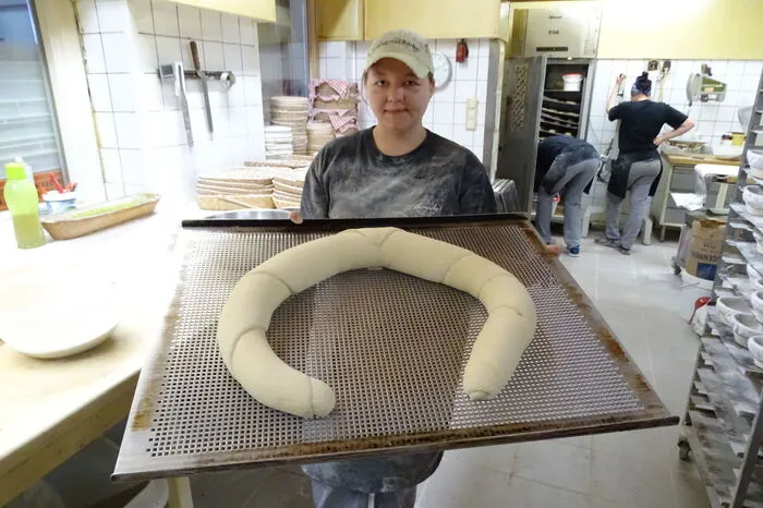 Zwei Kilo Mehl hat Bäckerin Melanie Reithofer hier verbacken. Jetzt soll das Kipfel noch gehen.