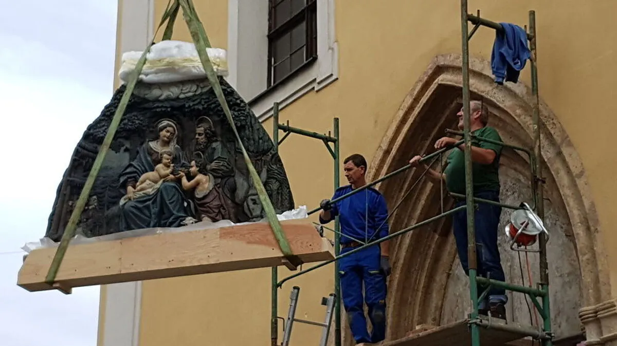 Das Tympanon wurde wieder über dem Kirchenportal montiert