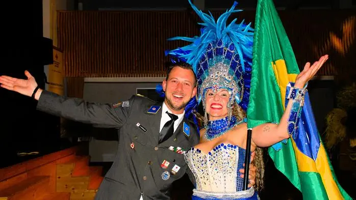 Die Ortsstelle des Roten Kreuzes in Pischelsdorf lud am Samstag zu ihrer „Brazilian Samba Party“ in die Oststeirerhalle. Die Stimmung war ausgelassen. Die hunderten Besucherinnen und Besucher tanzten ausgelassen und feierten ausgiebig. 