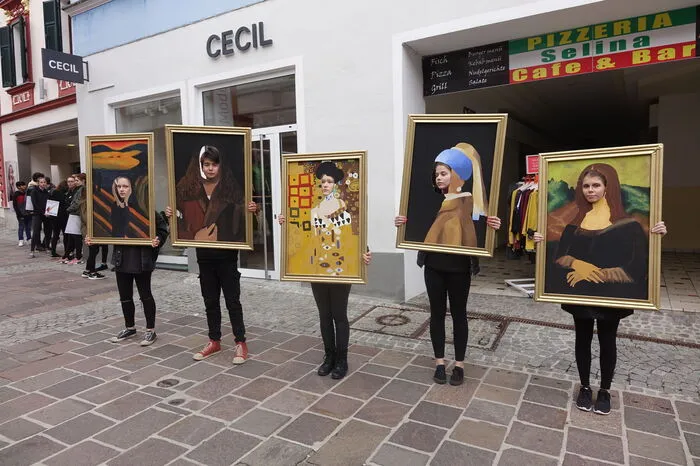 In der Bezirkshauptstadt Hartberg wurden von Schülern der Oberstufe Kunstaktionen in der Innenstadt durchgeführt. Unter dem Titel „BEwegende Bildzitate“ zogen die Jugendlichen als bekannte Kunstwerke durch das Zentrum.