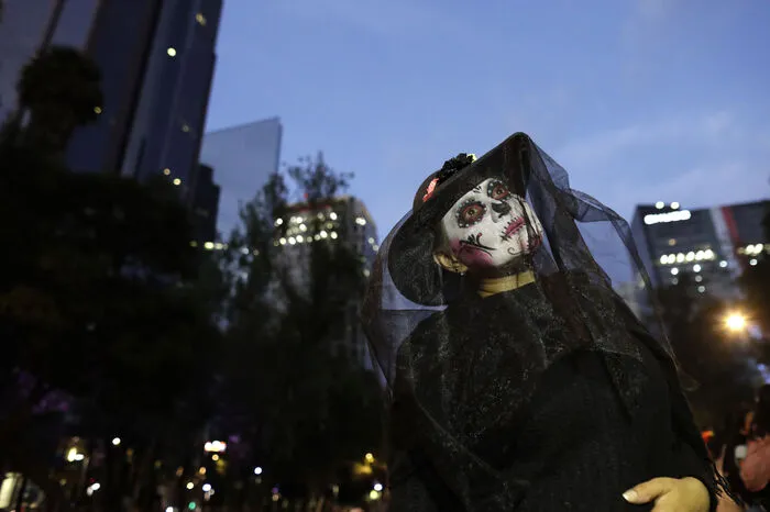 Am "Dia de los Muertos" gedenken die Mexikaner ihrer Vorfahren und feiern rund um diesen besonderen Tag ein richtiges Volksfest im ganzen Land.