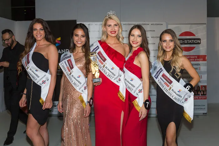 ... Tessa Madeleine, Virginia Rohrhan, Elisa Dedu, Sarah Chvala, Medina Hrustemovic. Für sie alle gab es eine Schärpe.