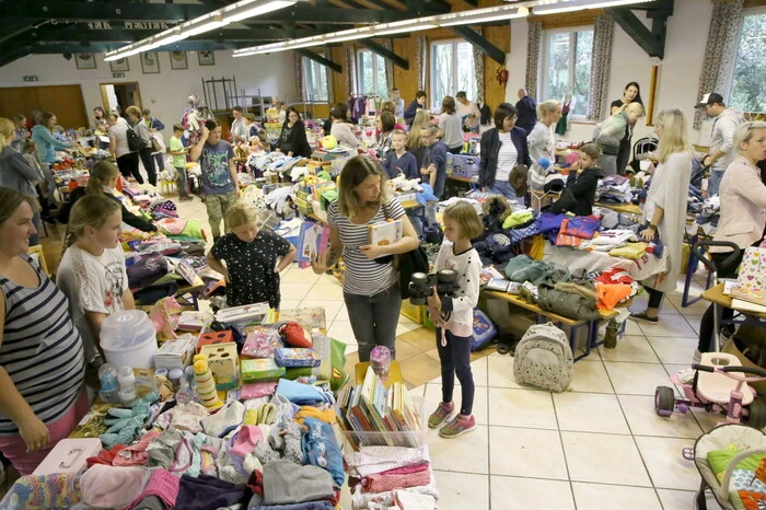 Übrigens: Fest an den 28 Verkaufstischen herumkramen sah man unter anderen Bürgermeister Bernd Krassnig, Volksschuldirektorin Birgit Petschacher, Kindergartenleiterin Margit Wald sowie FunderMax-Abteilungsleiter Mario Koppitsch.
