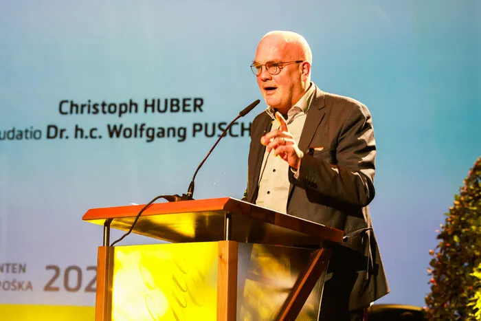 . . . außer natürlich der Laudation von Christoph Huber, dem künstlerischen Leiter des Wiener Jazzclubs "Porgy &amp; Bess" zuzuhören. Der forderte übrigens: "Wir wollen noch viel von dir hören! Also keinesfalls leiser tröten!"