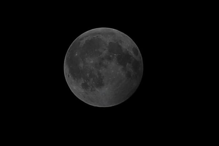 Klicken Sie sich durch weitere internationale Bilder der Mondfinsternis!